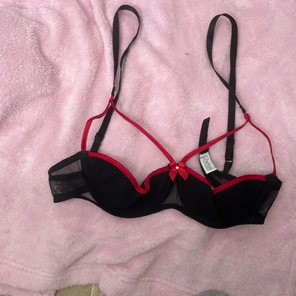 Not sure of the size red and black bra - Picture 1 of 1